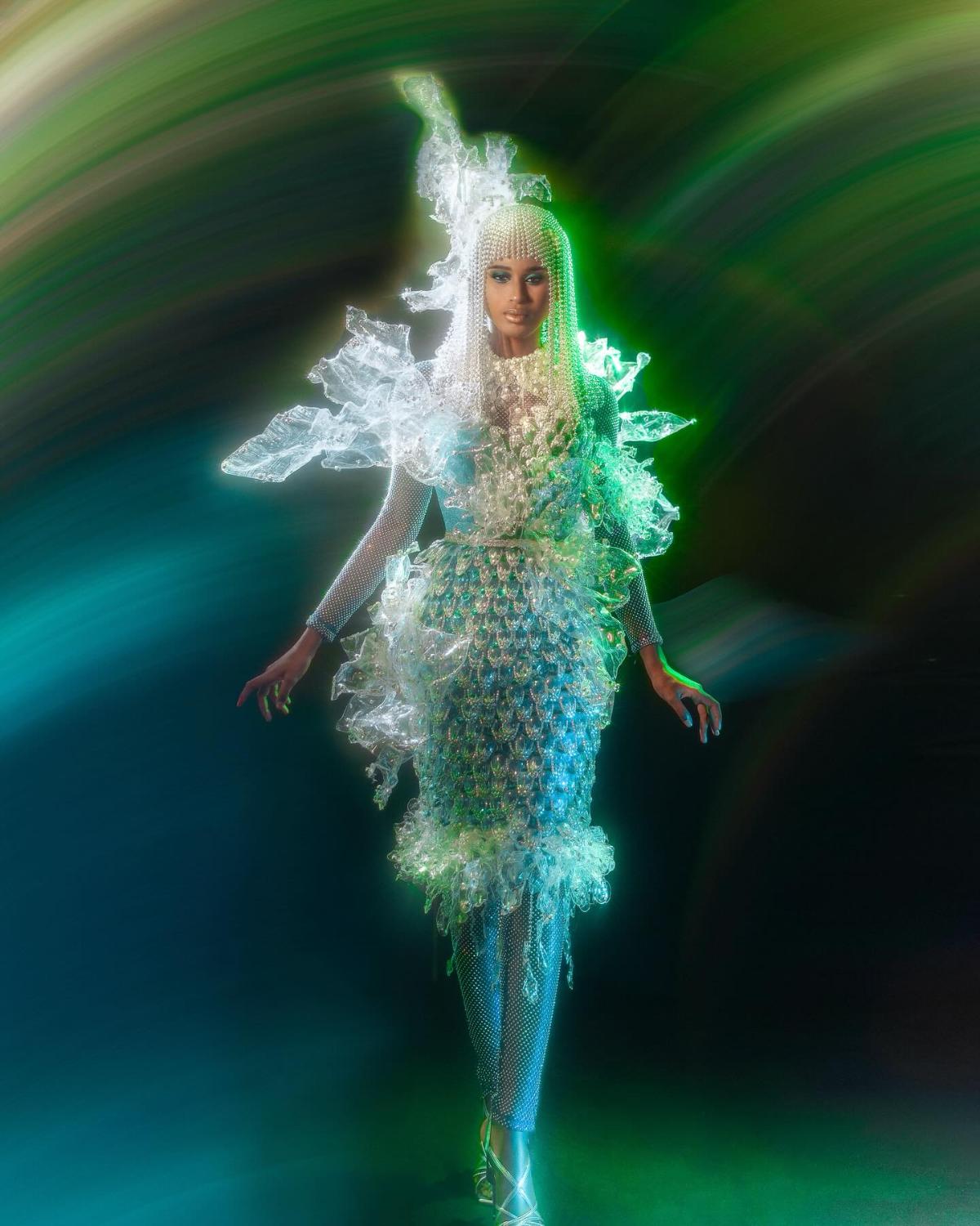 alexie-brooks-eco-warrior-look-is-made-of-recycled-plastic-spoons-and