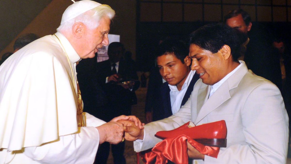 Antonio Arellano meets with Pope Benedict XVI. 