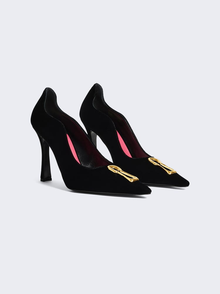 Velvet Keyhole Pump, €1900 (approximately P125,949.10), SCHIAPARELLI, schiaparelli.com