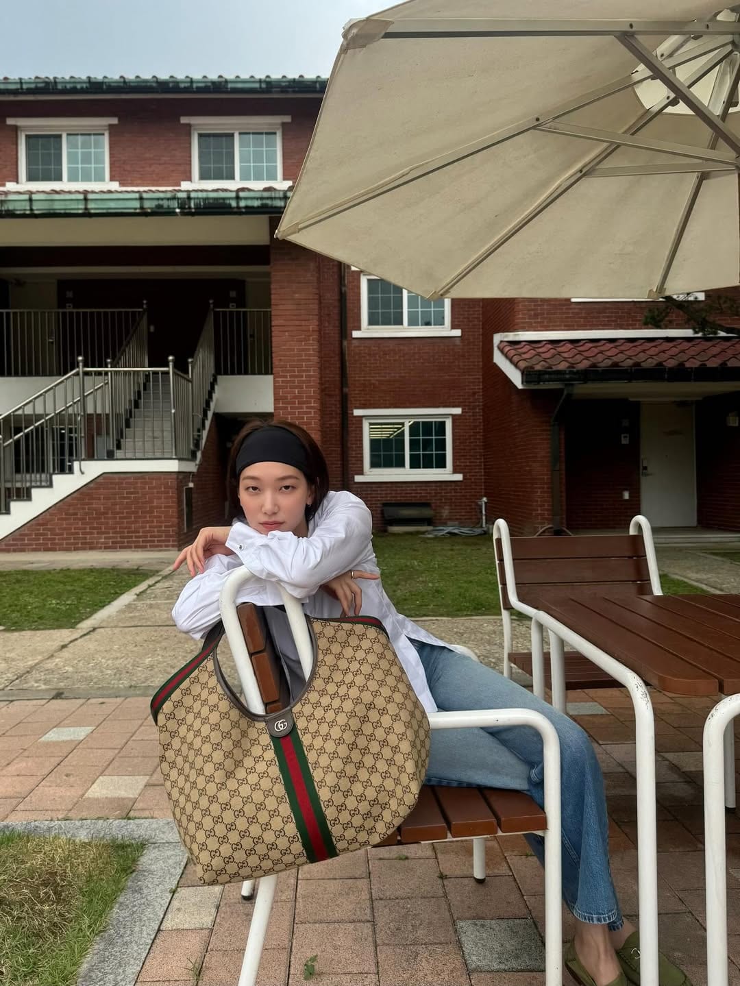 Lee Ho-jung with the Gucci Giglio Bag