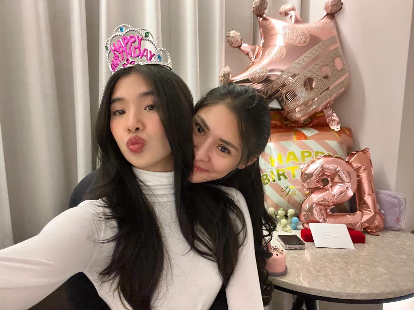 Carla Guevara Laforteza and Sophia Laforteza of KATSEYE