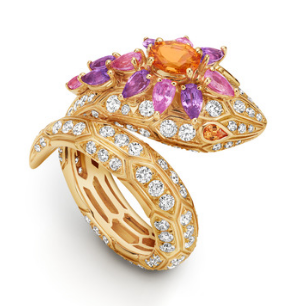 High Jewelry Serpenti ring in yellow gold with 1 oval mandarin garnet, 8 pear shape sapphires (1.37 ct), 3 marquise sapphires, 2 pear shape garnets and pavé-set diamonds, BULGARI