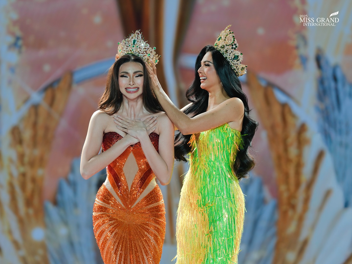 CJ Opiaza passes the crown to Emma Tiglao
