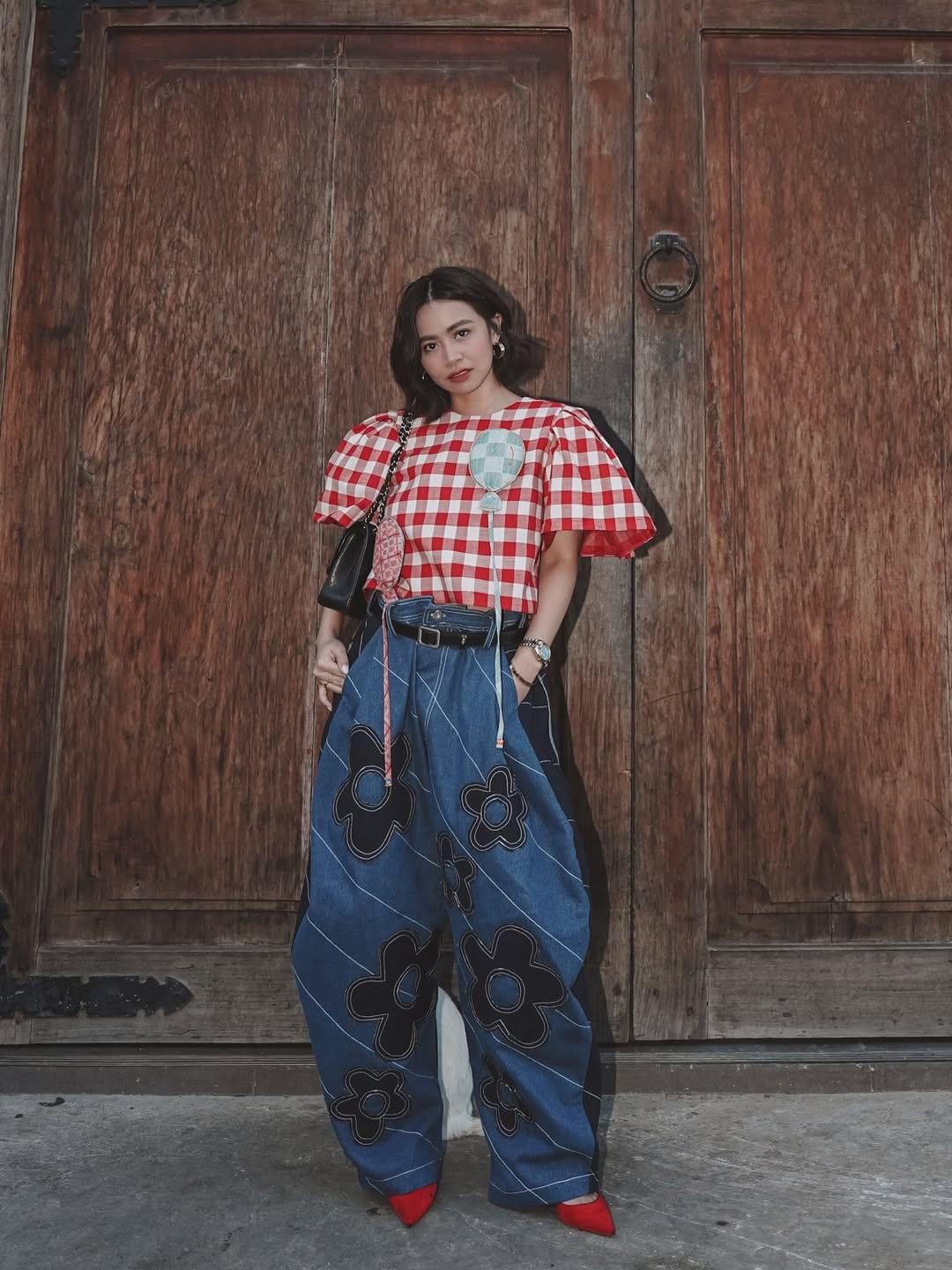 Preview EIC Marj Ramos-Clemente style HA.MU's barrel jeans with a cropped camisa by Daryl Maat.