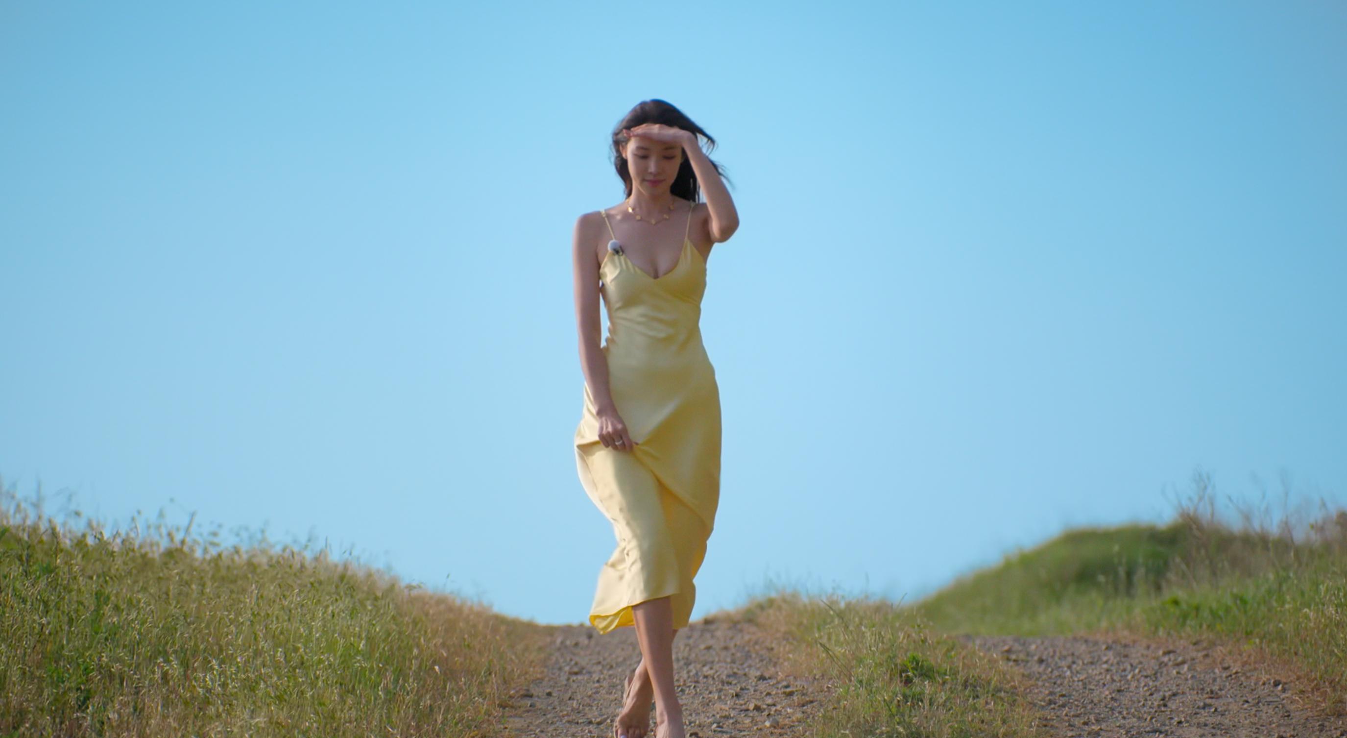 Choi Mina Sue yellow dress in Single's Inferno Season 5