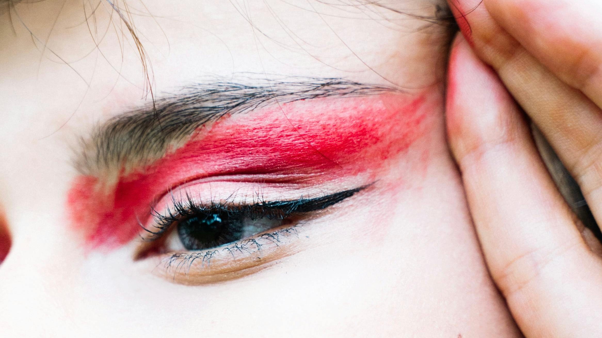Der wahre Grund, warum man niemals mit Augen-Make-up schlafen sollte.