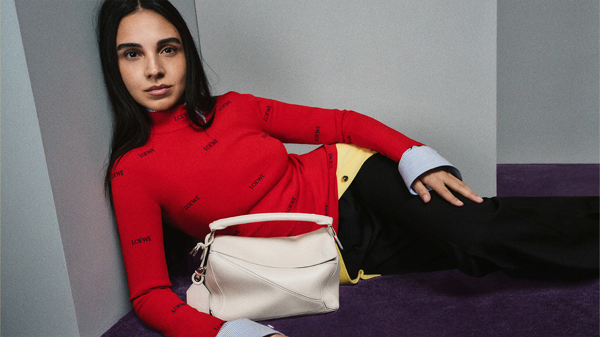 Salma Abu Deif with the LOEWE puzzle bag