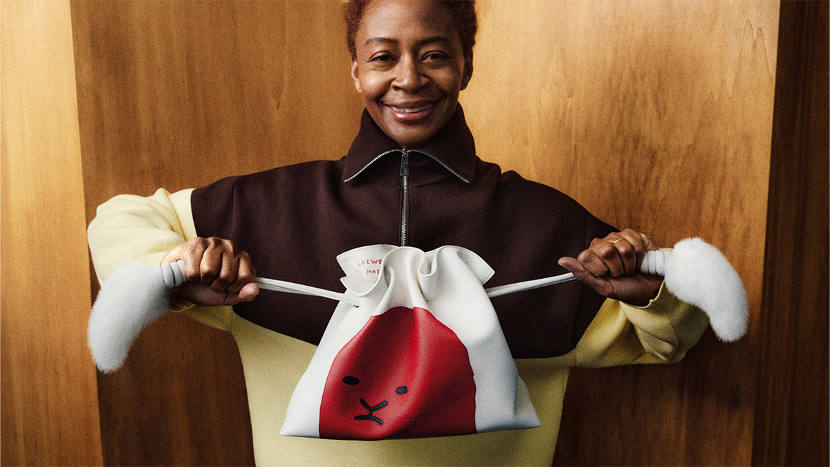 Kara Walker holding a LOEWE Flamenco clutch bag