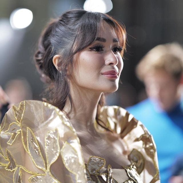 heart evangelista gold dress Look: Evangelista's Terno At Paris Haute Couture Week 2023 ruffles gowns