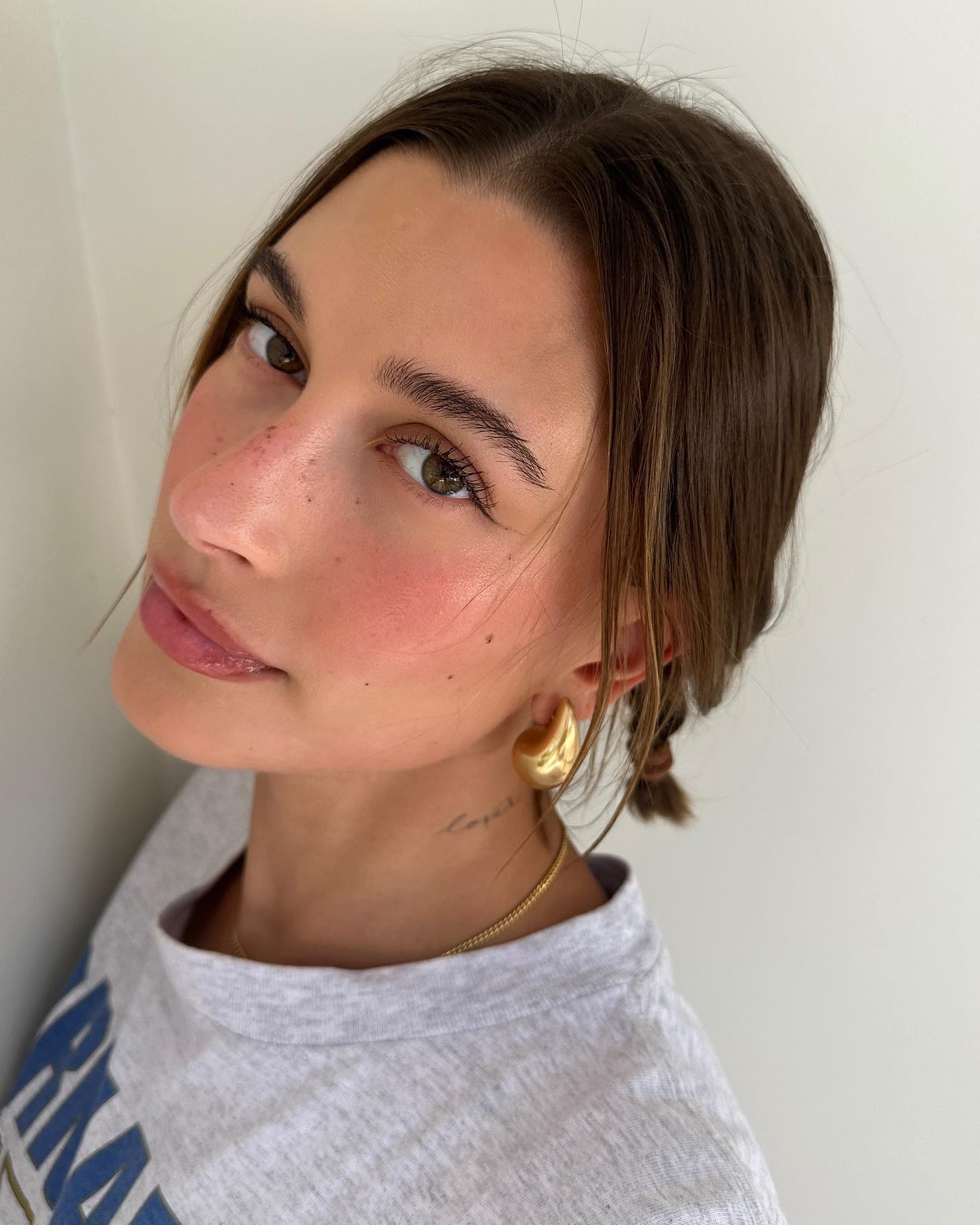 hailey bieber bottega veneta drop earrings