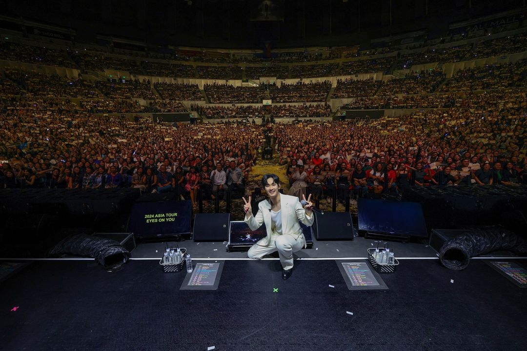 Kim Soo Hyun takes a crowd photo with his fans at the Smart Araneta Coliseum in Quezon City.