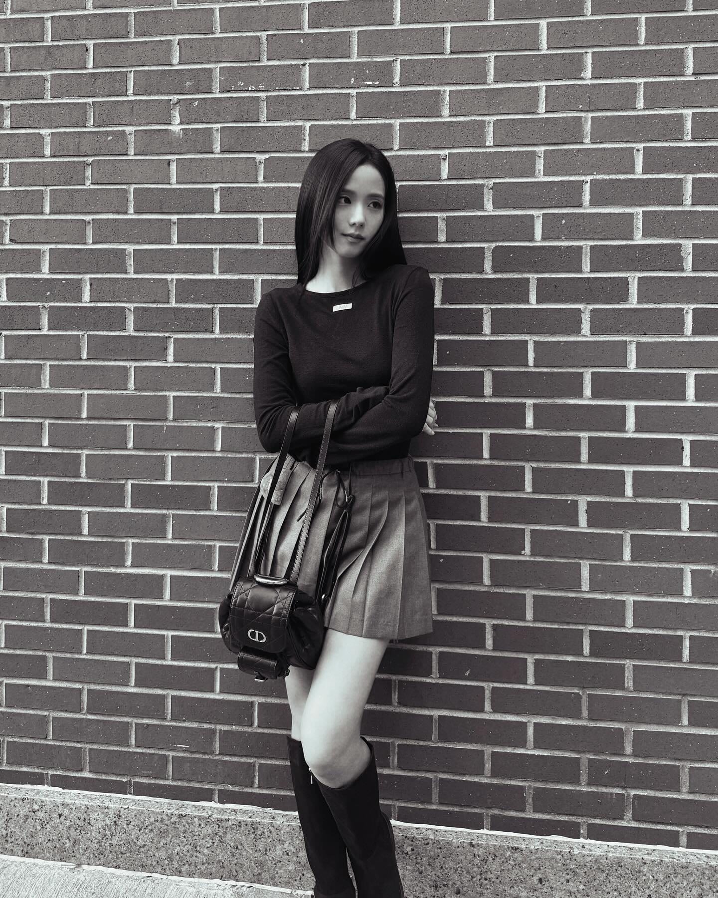 blackpink jisoo dior caro backpack
