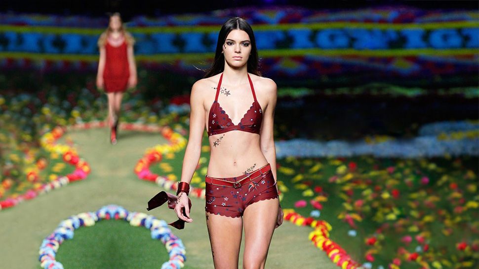 Kendall Jenner Goes On A Birthday Hike With Friends And Will Give