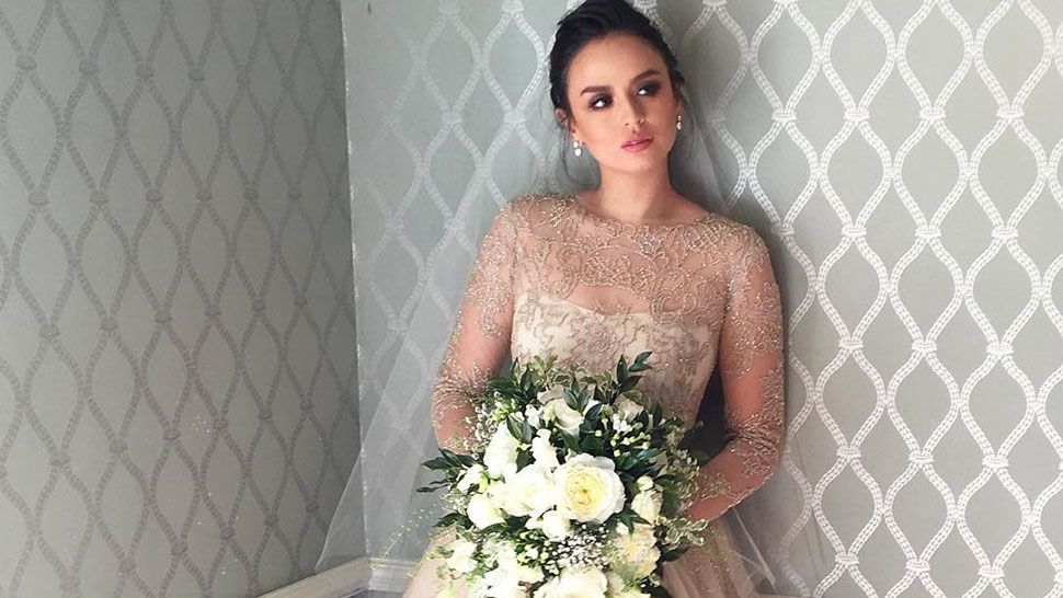 All The Deets On Georgina Wilson s Monique Lhuillier Wedding Gown